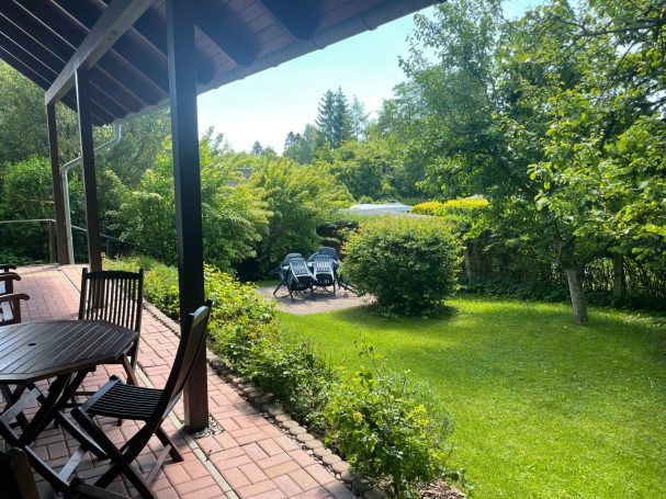 Ferienhaus Lotz Blick auf Terrasse und Garten