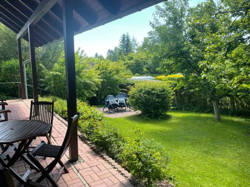 Blick auf Terasse und Garten -  Ferienhaus Lotz